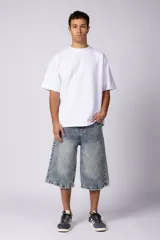 Bermuda de jean celeste, corte baggy, con lavado vintage y bolsillos laterales.