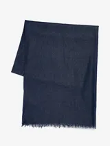 Bufanda rectangular azul marino con terminación desflecada.
