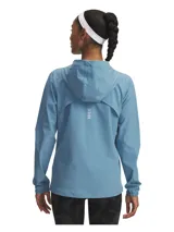 Campera deportiva Under Armour Outrun The Storm para mujer, color negro, con capucha y cierre frontal completo. Logo de la marca estampado en el pecho y en la manga.