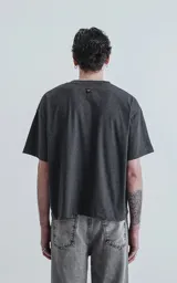 Remera manga corta gris oscuro, cuello redondo, de calce boxy fit, confeccionada en textil 100% algodón.