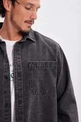 Sobrecamisa de jean color negro con dos bolsillos frontales con solapa.