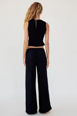 Pantalón de vestir color crudo, de tiro alto, corte recto y textura arrugada. Cuenta con cintura elástica ajustable con cordones.