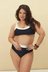 Top de bikini negro con contorno blanco y breteles finos.