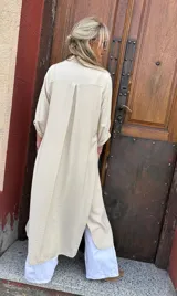 Sobrecamisa maxi de viscosa color beige, con cuello camisero, mangas 3/4 y tajos laterales.