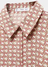 Camisa de manga larga color crema con estampado geométrico en negro.