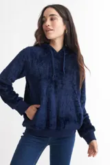 Buzo hoodie azul marino de tela sherpa con puños y cintura acanalados.