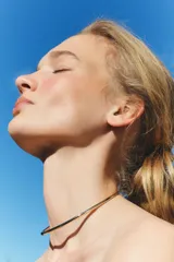 Gargantilla rígida dorada, tipo choker, con abertura en la parte delantera.