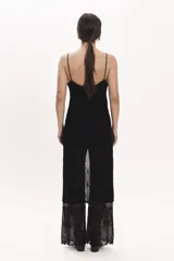 Pantalón palazzo de punto calado negro, con cintura elástica y corte acampanado.