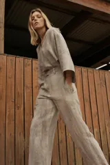 Pantalón de lino con estampado tie dye, tiro medio, cintura con trabillas y cierre frontal con cremallera, botón y ganchos metálicos.