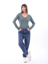 Remera negra de algodón con escote en V y mangas largas.