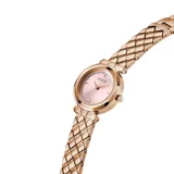 Reloj Guess con caja redonda y malla de acero inoxidable color oro rosa. El dial es rosa con indicadores de cristal.