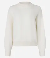 Buzo suéter femenino de tricot color verde esmeralda, con cuello redondo y puños ajustados. Confeccionado con viscosa certificada, poliéster y poliamida.