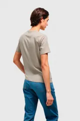Remera negra con estampado de una mujer sentada en un sillón con un trago en la mano.