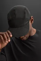 Gorra deportiva color verde lima, con visera y confeccionada en tejido técnico perforado. Tiene ajuste elástico en la parte posterior y logo estampado en el lateral.