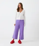 Cardigan blanco de punto con hilo mezclado, escote en V, abotonado frontal con botones forrados y mangas largas.