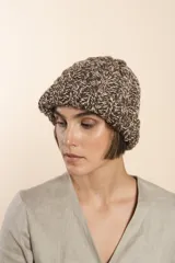 Gorro tejido a mano color crudo, con diseño de ochos, confeccionado en lana fina sin teñir.