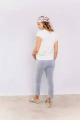Pantalón de lycra celeste con rayas verticales blancas.
