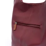 Cartera tipo hobo color bordó, con correa de hombro marrón y cierre superior con cremallera.