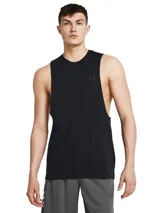 Musculosa negra de Under Armour con logo en el pecho.