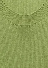 Musculosa blanca de tejido de punto fino con cuello redondo y tirantes anchos.