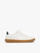 Zapatillas Tommy Hilfiger modelo Heritage, color blanco con detalles en azul marino en el talón y logo bordado en el lateral. Suela de goma color caramelo.