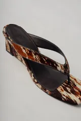 Sandalias con plataforma marrón y blanco con estampado animal print.