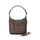 Bandolera negra de cuero sintético con asa de hombro y correa regulable. Cuenta con un bolsillo frontal con cierre y un bolsillo dorsal con cierre.