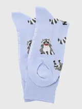 Calcetines largos de algodón color celeste claro con estampado repetitivo de mapaches en diversas poses, algunos con detalles rojos en el pecho.