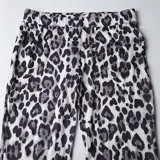 Pantalón alicrado con corte oxford y estampado animal print en tonos blanco, gris y negro.