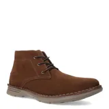 Botas de hombre tipo chukka de gamuza color marrón, con cordones marrones y suela de goma color taupe.