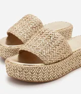 Sandalia flatform negra con superficie trenzada, tira ancha y puntera redonda.