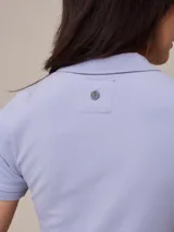 Remera polo color salmón con cuello clásico, tapeta con botones y logo bordado en el pecho. Confeccionada en algodón y elastano.
