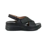 Sandalias negras con plataforma, tiras cruzadas con perforaciones y ajuste con velcro.