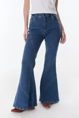 Pantalón de jean acampanado azul con diseño de paneles y costuras a la vista.
