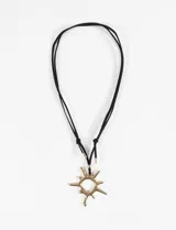 Collar con cordón negro ajustable y dije dorado con forma de sol.