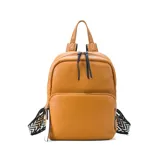 Mochila color marrón con bolsillo frontal grande, asa de mano y correas regulables.