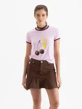 Minifalda de denim color marrón oscuro, con cinco bolsillos tradicionales y un volado en el ruedo.