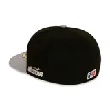Gorra de béisbol negra con visera gris y logo bordado en blanco en el frente.