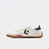 Championes de diseño moderno en color blanco con detalles en cuero y gamuza, con suela de goma para tracción.