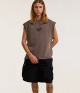 Bermuda color crema de poliéster, corte baggy cropped, con cintura elástica ajustable con cordón y bolsillos cargo funcionales.