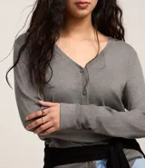 Cardigan blanco de viscosa con cuello en V, cierre frontal de botones y mangas largas.