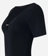 Blusa fucsia de viscosa con escote en V y aro metálico.