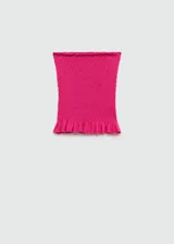 Top palabra de honor fucsia con tejido fruncido y detalle de volante en el ruedo.