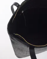 Bolso tote de cuero color suela con textura tipo cocodrilo, doble asa de hombro y cierre superior. Incluye bolsillo interior y llavero.