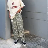 Pantalón de jean oversize estilo baggy con estampado camuflado y logo de los Yankees de Nueva York estampado en blanco.