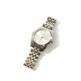 Reloj de pulsera plateado con caja redonda, dial plateado con agujas e indicadores horarios en plateado y pulsera de eslabones metálicos.