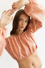 Blusa abullonada de manga larga, con elástico en el cuerpo y puños.