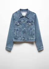 Chaqueta de jean azul de corte clásico, con cuello camisero, mangas 3/4 con puños arremangados, cierre frontal con botones metálicos, bolsillos de parche con solapa abotonada en el pecho y bolsillos laterales.