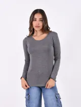 Remera básica de manga larga color gris oscuro, con escote redondo.