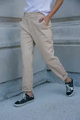 Pantalón de vestir recto color beige, de gabardina.